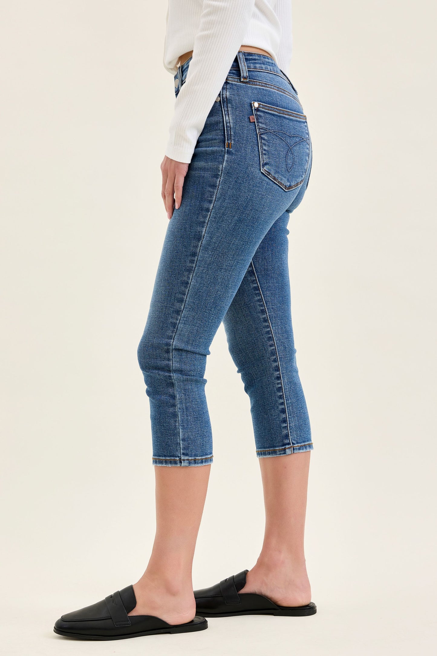 Judy Blue Medium Wash MR Capri